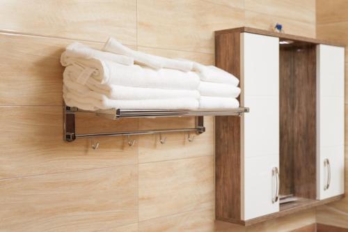 普里茲倫的住宿－Denis Hotel，浴室架子上的一大堆毛巾