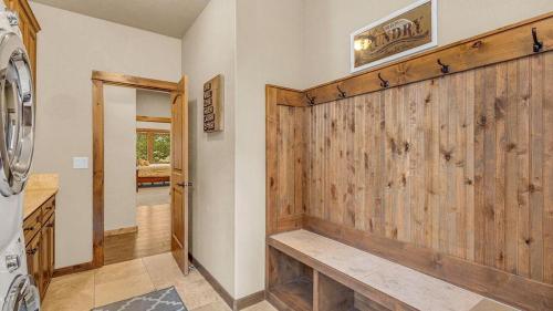 Una habitación con una pared de madera con un banco. en Caldera Cabin 6, en Sunriver