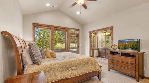 Un dormitorio con una cama y una cómoda con televisión. en Caldera Cabin 6, en Sunriver