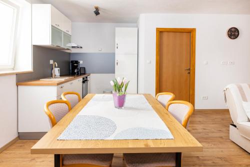 Cozy family apartment in Kaštel Kambelovac