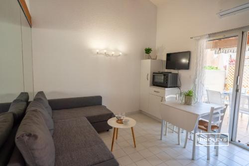 un salon avec un canapé et une table dans l'établissement Maison climatisée avec WIFI à 300m de la mer, à Vias