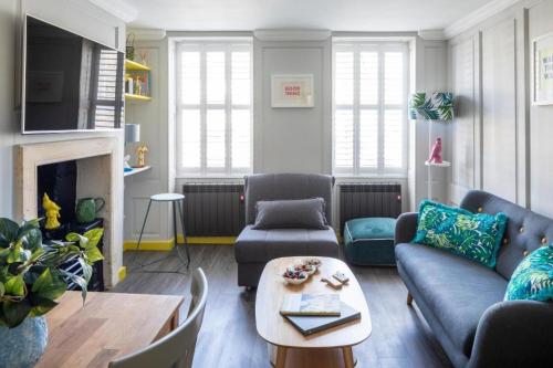 Sala de estar con 2 sofás y mesa en Dream Stays Bath - Kingsmead Street en Bath