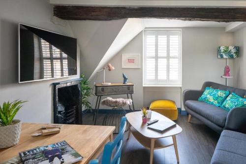 uma sala de estar com um sofá e uma mesa em Dream Stays Bath - Kingsmead Street em Bath