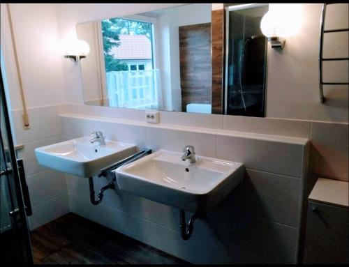 Een badkamer bij Apartment München Planegg möbliertes wohnen