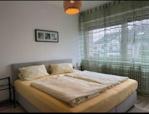 Een bed of bedden in een kamer bij Apartment München Planegg möbliertes wohnen
