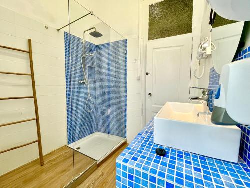 y baño con lavabo y ducha. en Algarve HOSTEL, en Faro