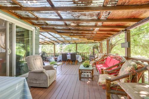 صورة لـ Auburn Cottage with Patios and Garden - 3 Mi to Town! في أوبورن