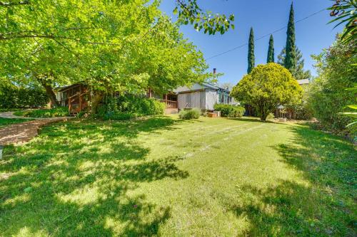 صورة لـ Auburn Cottage with Patios and Garden - 3 Mi to Town! في أوبورن