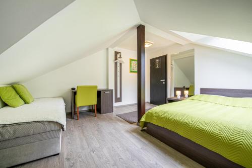 Un pat sau paturi într-o cameră la Chillgarden Apartments
