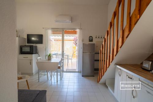 une cuisine avec une table et une salle à manger dans l'établissement Maison climatisée avec WIFI à 300m de la mer, à Vias