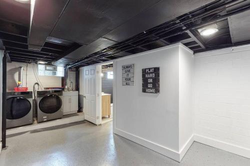 a laundry room with washing machines and a sign on a wall at Home Champions-HOF Village Comfort in Canton