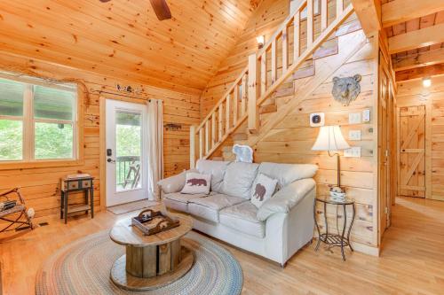 Ruang duduk di Smoky Mountain Log Cabin Close to Rafting!
