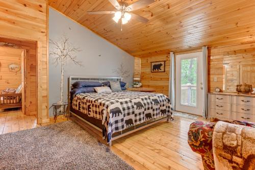Voodi või voodid majutusasutuse Smoky Mountain Log Cabin Close to Rafting! toas