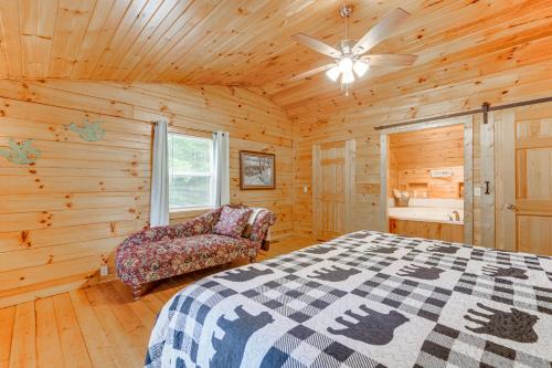 Katil atau katil-katil dalam bilik di Smoky Mountain Log Cabin Close to Rafting!