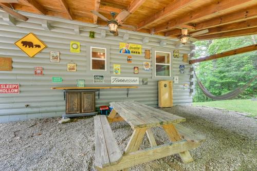 Gambar di galeri bagi Smoky Mountain Log Cabin Close to Rafting! di Hartford