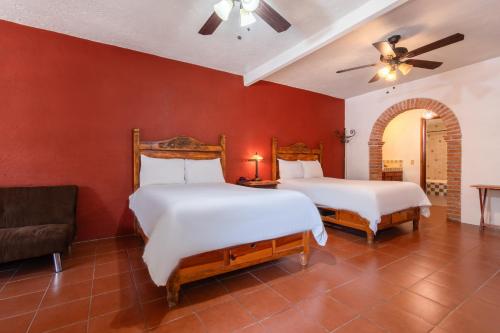 Una cama o camas en una habitación de Atotonilco Hotel & Club