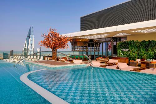 een zwembad op het dak van een gebouw bij Conrad Bahrain Financial Harbour in Manamah