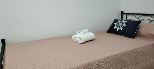 a bed with a towel sitting on top of it at Perla marina in Avola