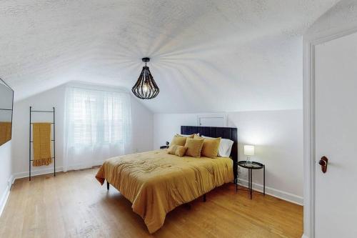 a bedroom with a bed and a chandelier at The Perfect Pass-HOF Village Escape in Canton