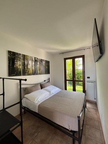 a bedroom with a bed and a window at Lake Lodge in Fonteno