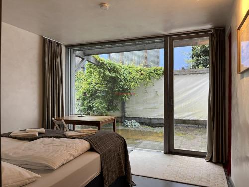 ein Schlafzimmer mit einem Bett und einem großen Fenster in der Unterkunft Holidayhome Elza in Innsbruck