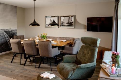 a dining room with a table and chairs at Sylter Seestern Haus Nösseblick in Morsum