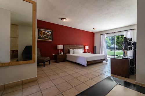Una cama o camas en una habitación de Atotonilco Hotel & Club