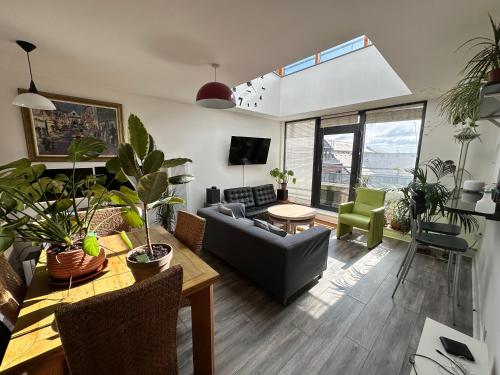 ein Wohnzimmer mit Couch und Tisch in der Unterkunft Grand Canal Dock in Dublin