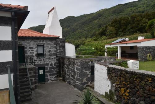 une vue extérieure d'une église avec un clocher dans l'établissement Casa da Ermida, à Velas