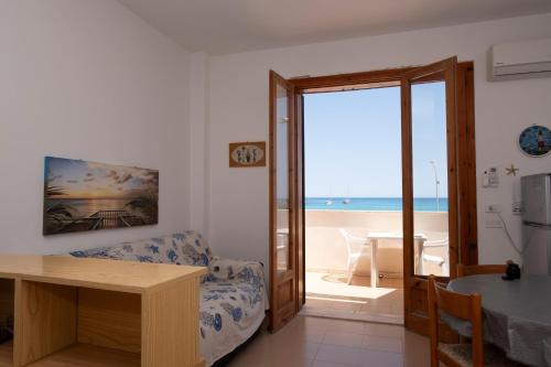 a living room with a view of the beach at Appartamento Coryna sul Mare in San Vito lo Capo