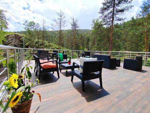 een terras met stoelen en tafels erop bij Vila POGLED Wellness i spa in Divčibare