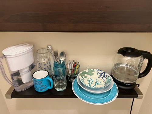 サンパブロにあるCute Room! Own entry with fireplaceの食器やその他のガラス製品が置かれた棚