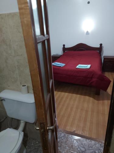 La salle de bains est pourvue d'un lit et de toilettes. dans l'établissement Posada Chaupihuasi, à Villa Unión