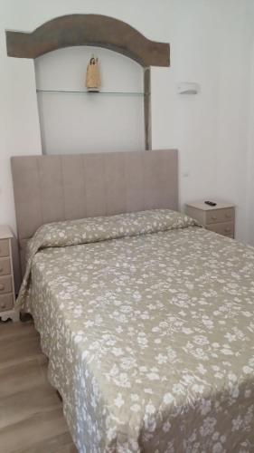 a bedroom with a bed with a white bedspread at A Lapa in Mourão