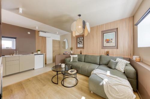 un salon avec un canapé et une table dans l'établissement Relax House & SPA - DISNEY, à Crécy-la-Chapelle