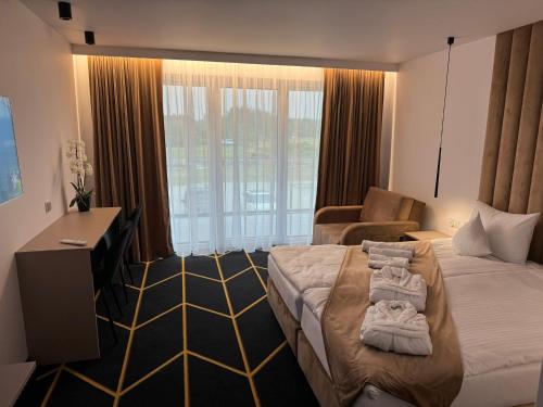 Postel nebo postele na pokoji v ubytování Villa Posh All Suites Hotel & SPA