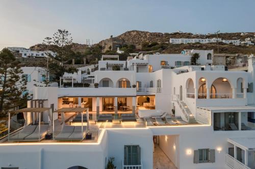 a view of a villa with a sunset at Grace Mykonos in Agios Stefanos