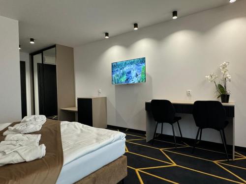 TV a/nebo společenská místnost v ubytování Villa Posh All Suites Hotel & SPA