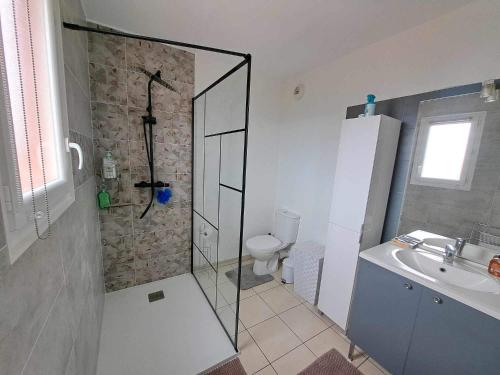 e bagno con doccia, servizi igienici e lavandino. di Logement entier, calme, hyper équipé a Saint-Laurent-de-la-Salanque