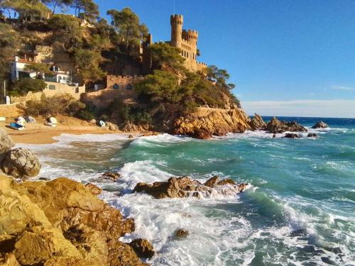 羅列特海岸的住宿－Villa Max，海边小山上的城堡