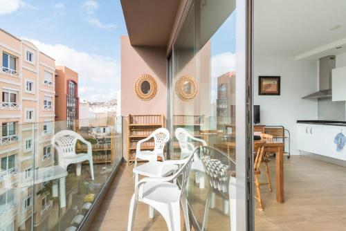 d'un balcon avec une table et des chaises ainsi que d'une salle à manger. dans l'établissement Loft moderno con balcón al lado de Las Canteras, à Las Palmas de Gran Canaria