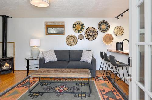 un soggiorno con divano e piatti appesi al muro di Dos Hermanas Casita 4 Downtown 1BR 1BA a Santa Fe
