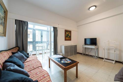 TV a/nebo společenská místnost v ubytování Loft luminoso y espacioso al lado de Las Canteras