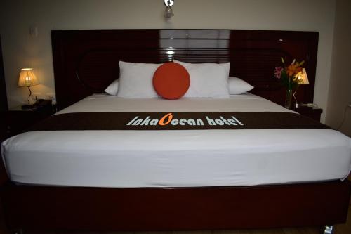 Una cama o camas en una habitación de InkaOcean Hotel