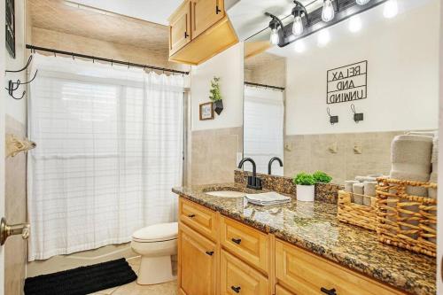 Una cocina o cocineta en The Sunset Escape-Riverfront Elegance