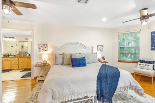 Una cama o camas en una habitación de The Sunset Escape-Riverfront Elegance