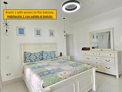 um quarto com uma cama, uma cómoda e um espelho em Exclusivo apartamento con Jacuzzy K103 em Punta Cana