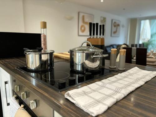 Kuchyň nebo kuchyňský kout v ubytování The Urban Retreat 4bdr sleep 14