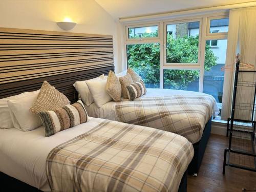 Postel nebo postele na pokoji v ubytování The Urban Retreat 4bdr sleep 14