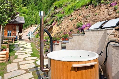 Taman di luar Chalet Berghof L'Aret in Val di Rabbi